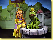 Prinzessin mit Froschkönig am Brunnen